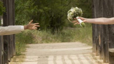 Prendre ses distances pour faire réagir une femme.